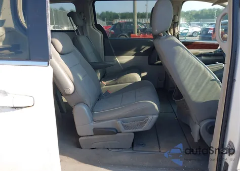 2010 Chrysler Town & Country Touring z USA, uszkodzony, nr VIN 2A4RR5D10AR229096